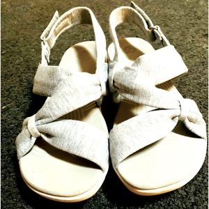 Clarks Cloudsteppers Size 7.5 Gray Ankle Strap Fabric Women comfort Sandals